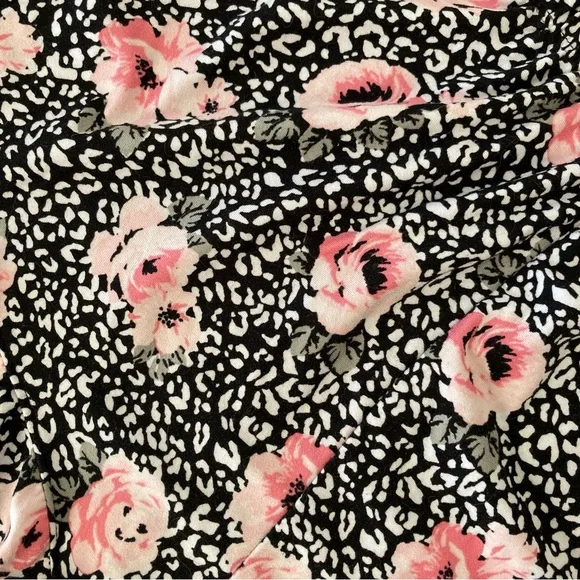 Marilyn Monroe Black & Pink Floral Cami and Short Pajama Set - Picture 2 of 14